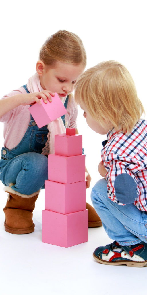 Dreng og pige, der åbner stablede klodser.