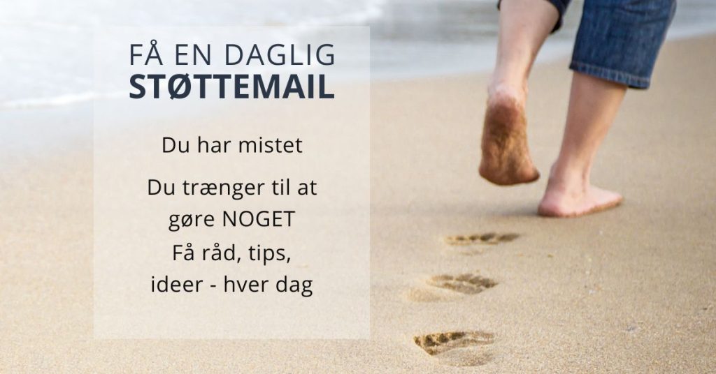 Mand på bare tæer går på stranden og efterlader fodspor.