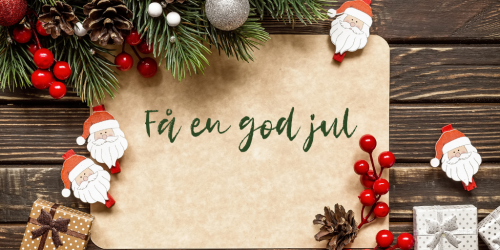 Dækserviet på træbord med julenisser og gran med dekoration.