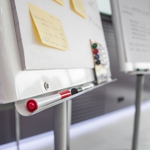 Flip chart med post its og tuscher.