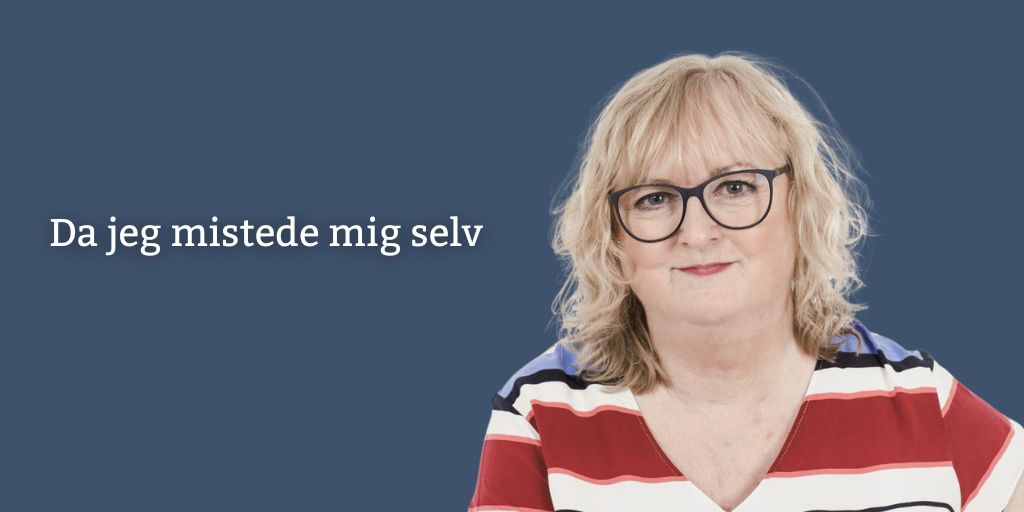 Kvinde med briller, der smiler.