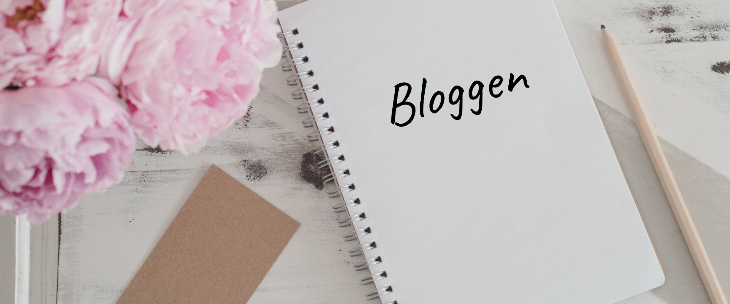 Notrsbog med teksten: "Bloggen" på bord med blyant ved siden af.