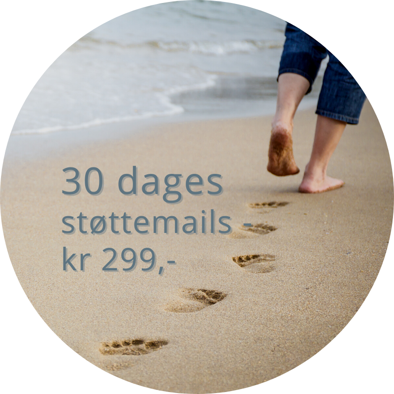 Mand på bare tæer går på stranden og efterlader fodspor.