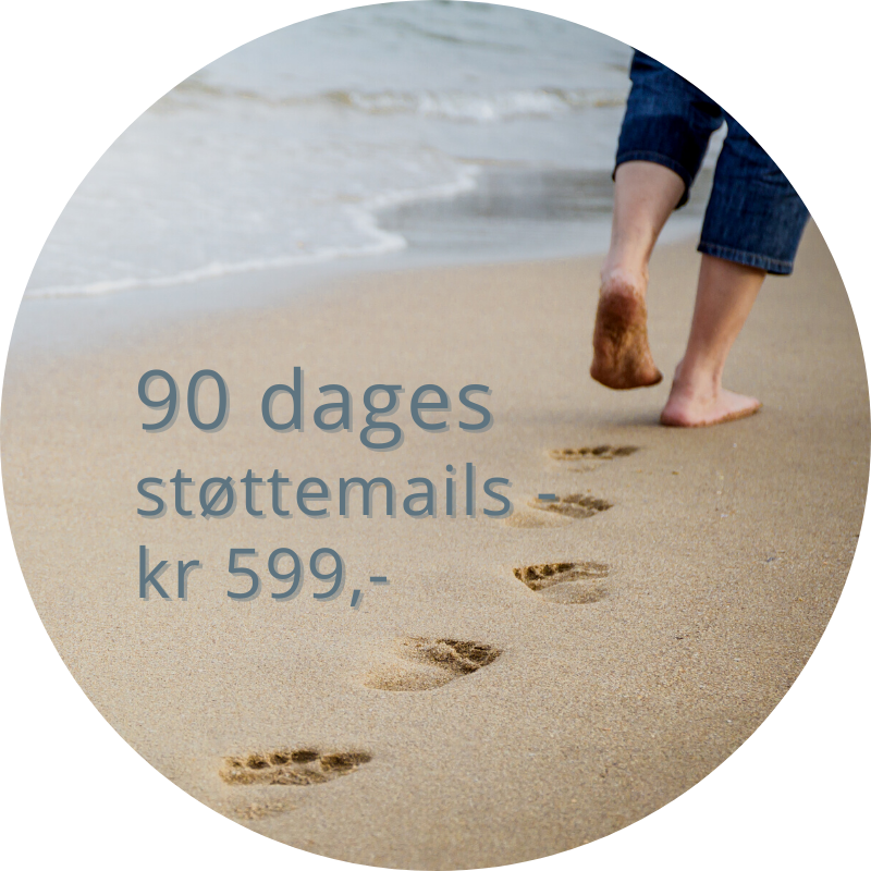Mand på bare tæer går på stranden og efterlader fodspor.