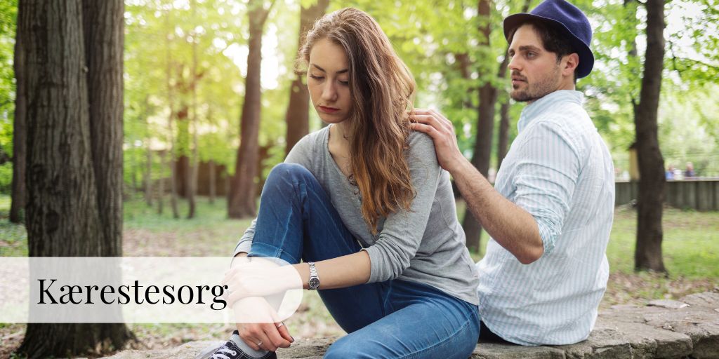 Yngre mand lægger hånd på yngre kvindes skuldre.