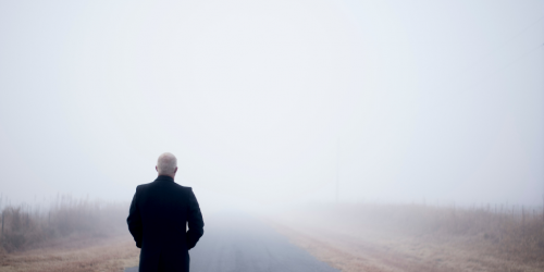 "Person alene i tåge – symbol på sorgens uklare vej uden faste svar"